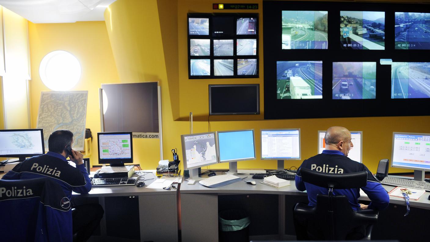 La polizia stradale ha bloccato l'accesso della galleria della Biaschina