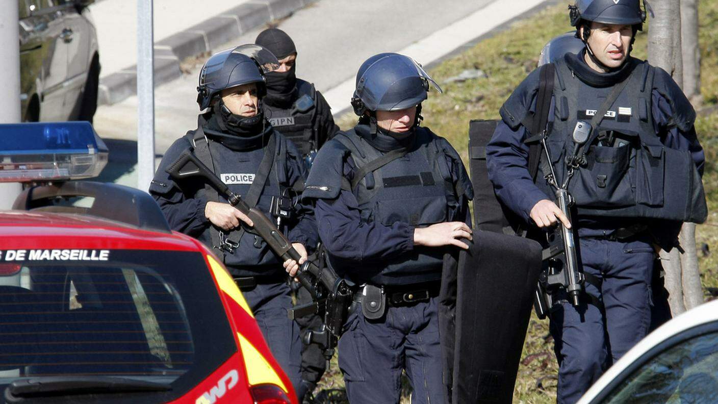 Le forze speciali della polizia passa al setaccio i quartieri nord di Marsiglia