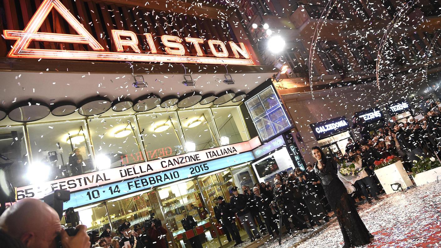 Nina Zilli all'ingresso del teatro Ariston tra coriandoli, pubblico e fotografi 