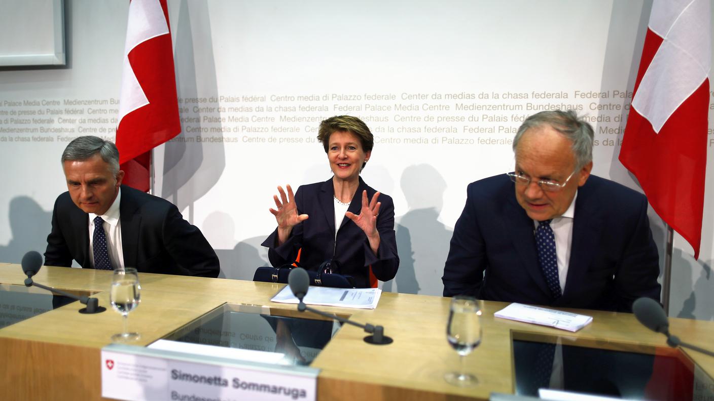 Simonetta Sommaruga, attorniata in conferenza stampa da Didier Burkhalter e Johann Schneider-Ammann