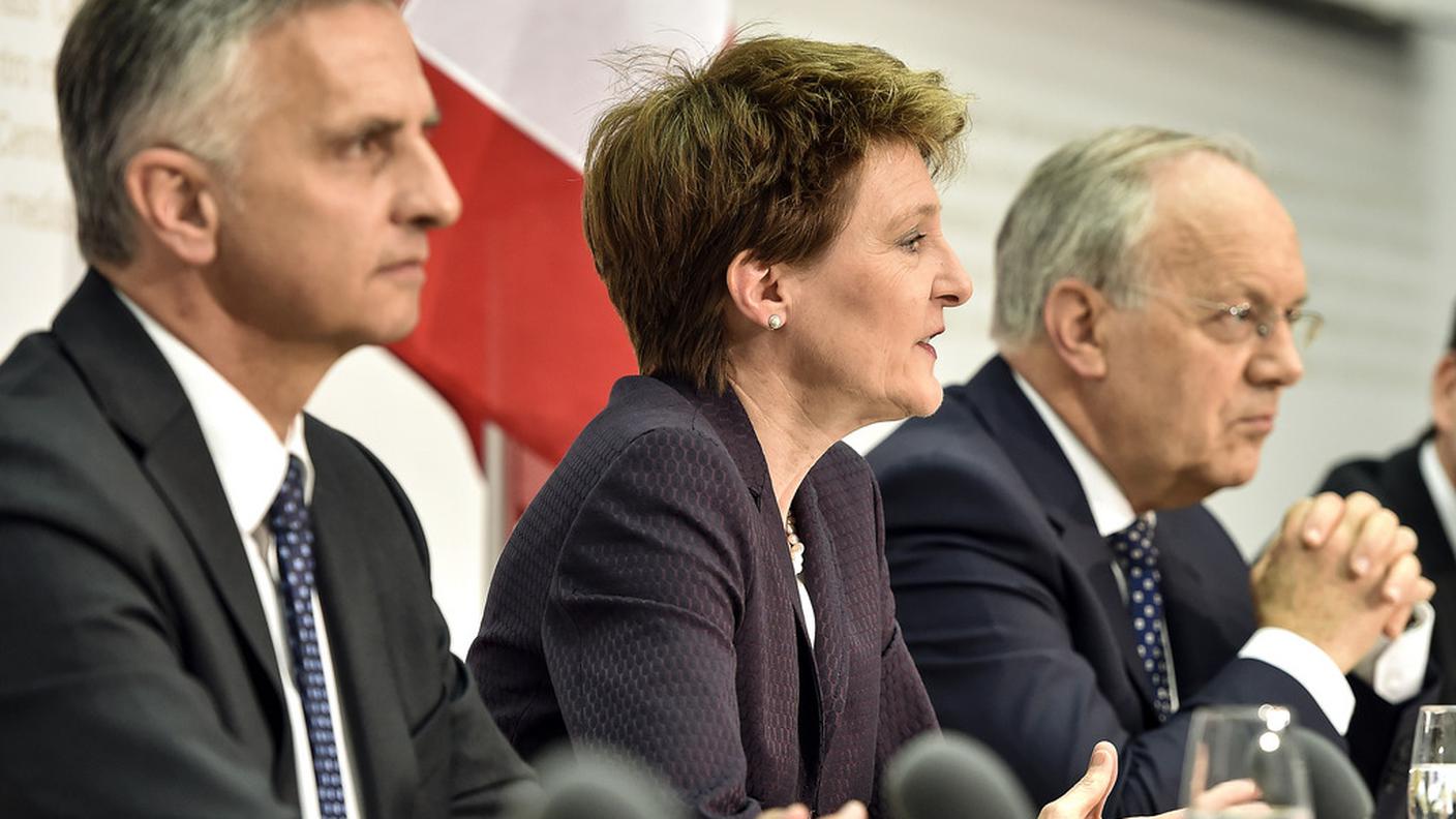 Burkhalter, Sommaruga e Schneider-Ammann durante l'esposizione a Berna della proposta del Governo