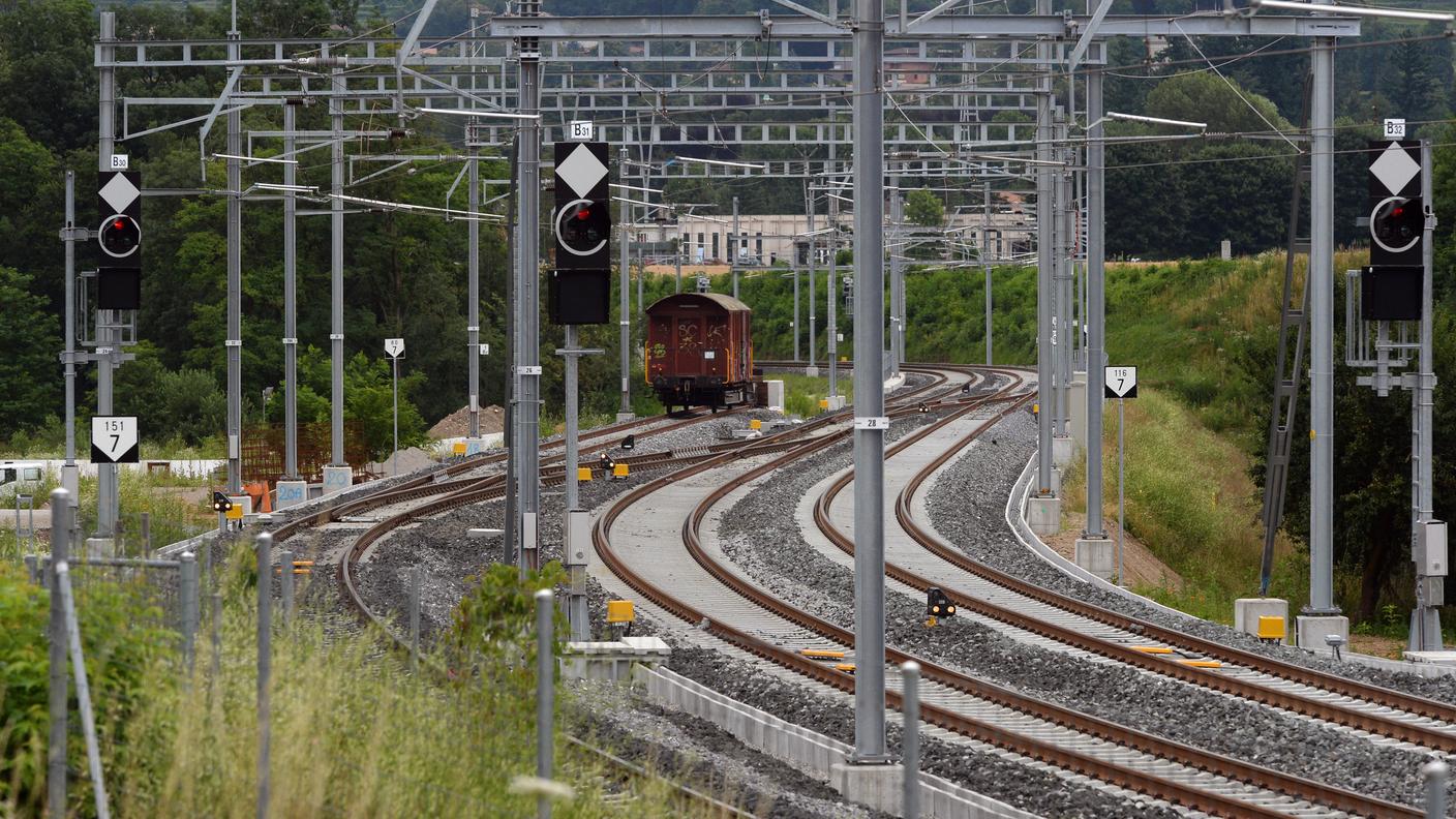 L'uomo camminava lungo i binari quando è stato urtato dal treno