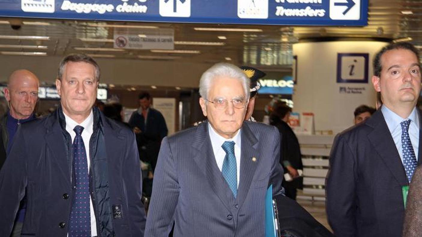 Il presidente italiano Sergio Mattarella sabato all'aeroporto di Fiumicino