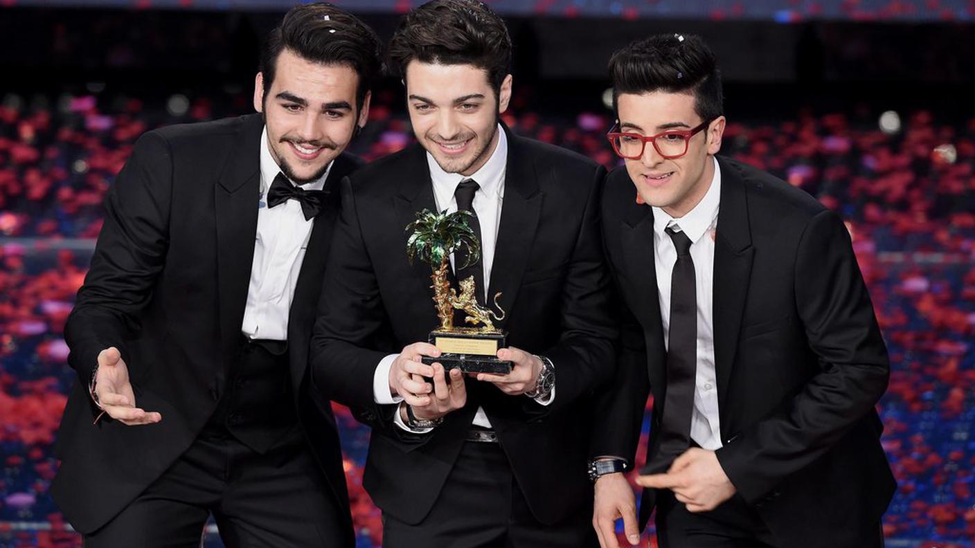 Il trio "Il Volo" con la statuetta dei vincitori del Festival di Sanremo