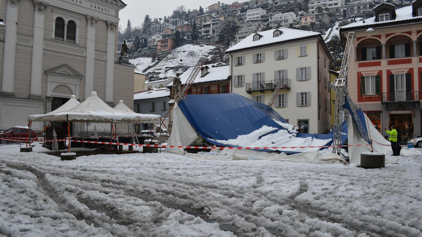 Un'immagine del capannone crollato a Locarno domenica