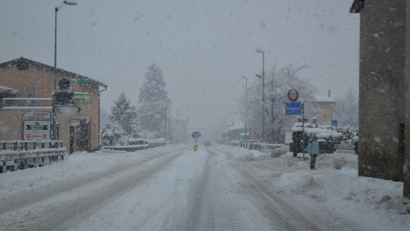 Nevica sulla strada cantonale all'ingresso dell'abitato di Bironico