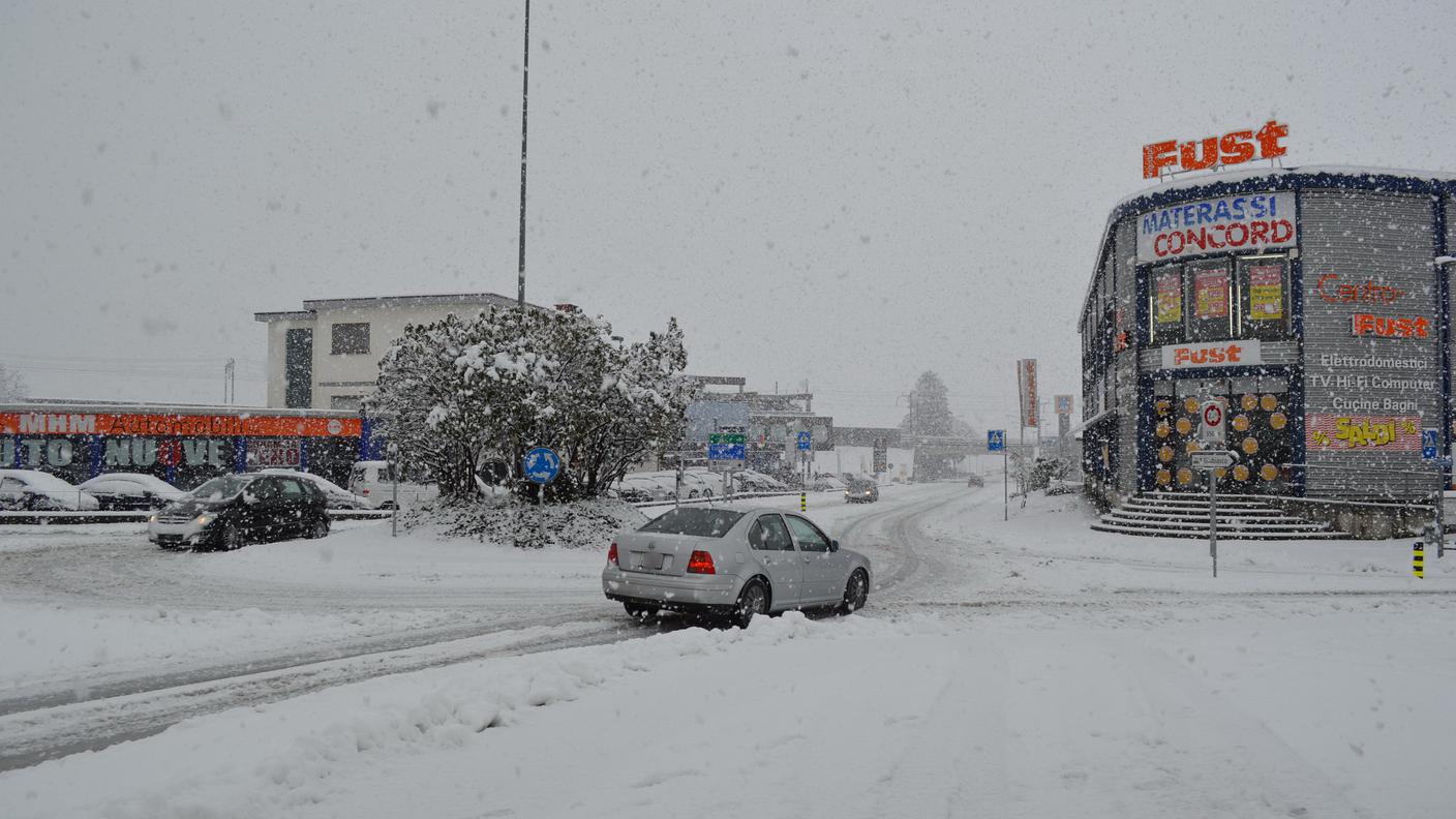 Una rotonda sulla strada cantonale, innevata, tra Camorino e Giubiasco