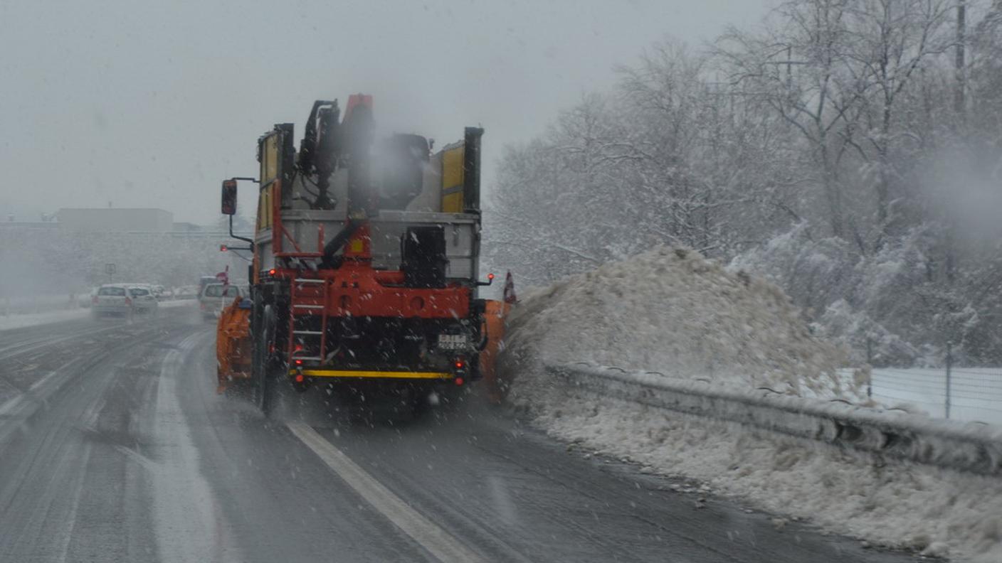 Si pulisce il manto stradale sulle autostrade ticinesi