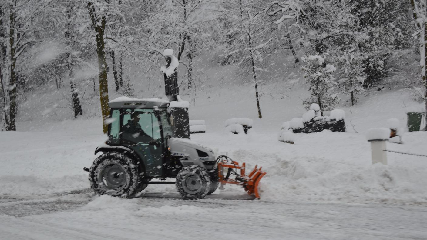 Gli spazzaneve sono entrati in azione domenica in tutto il Ticino