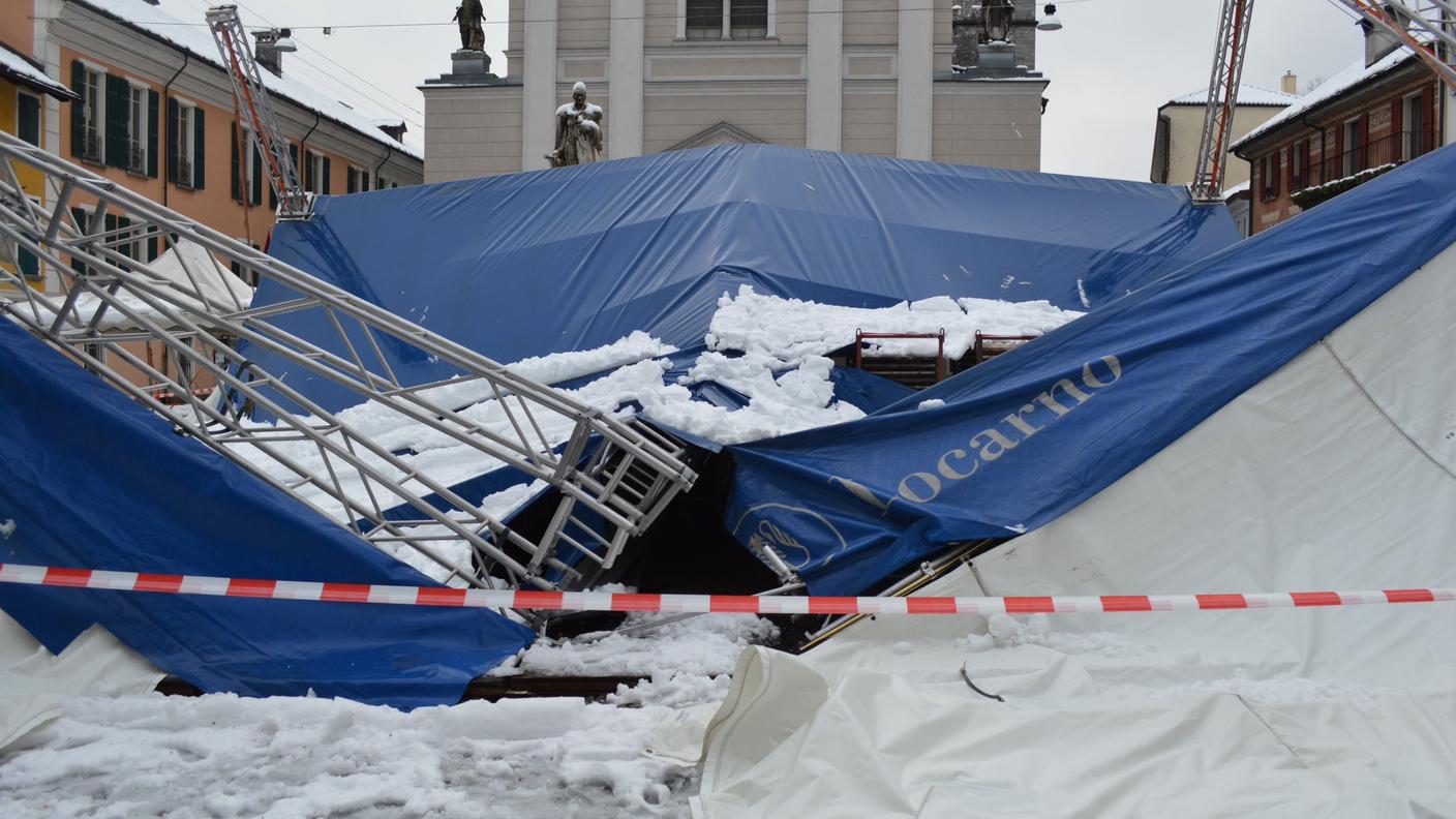 La neve ha devastato il capannone, montato per la Stranociada locarnese