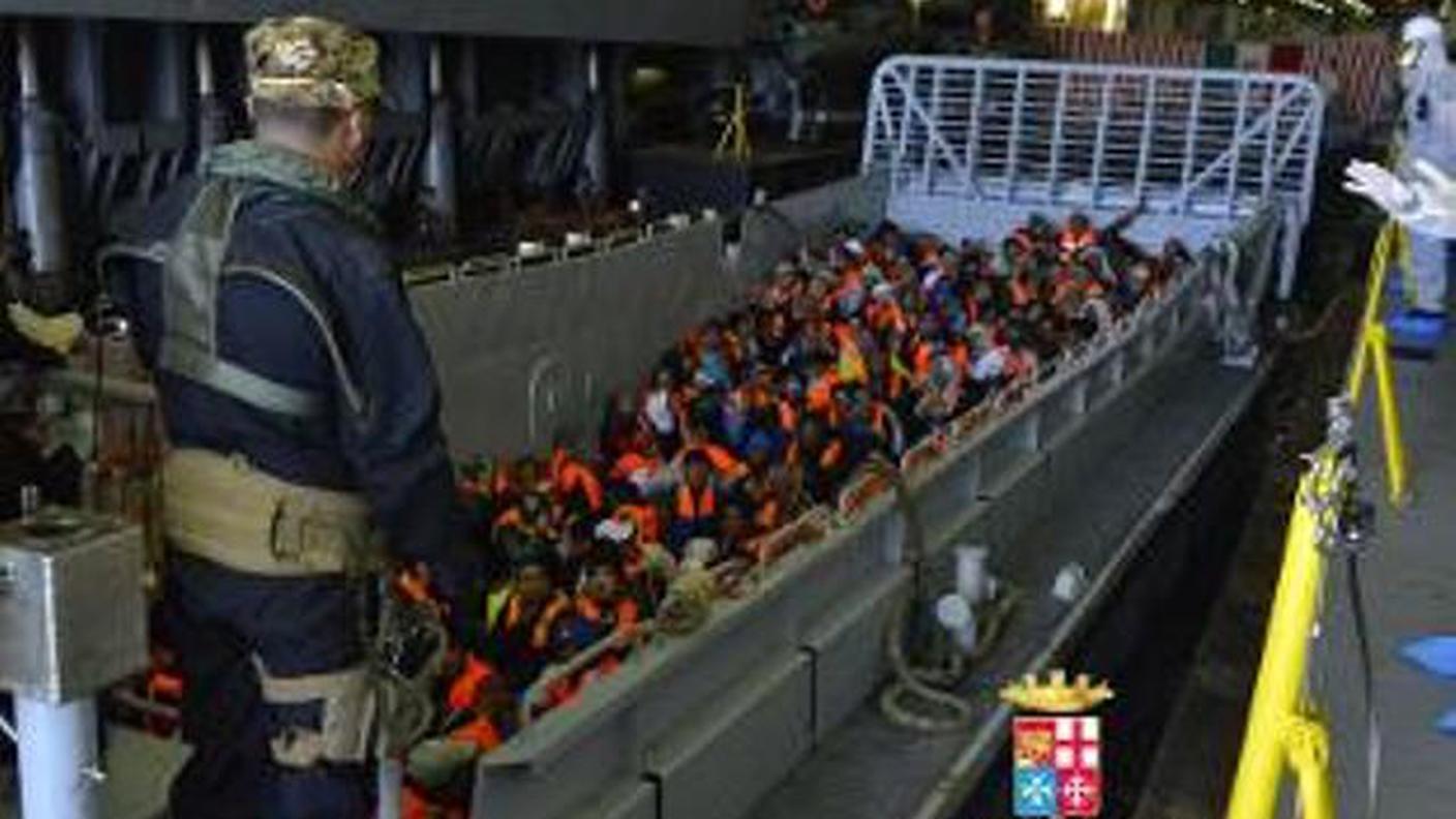Una nave della Marina Militare italiana con decine di profughi a bordo