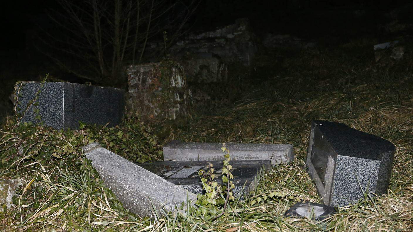 Le tombe sfasciate domenica nel cimitero ebraico di Sarre-Union