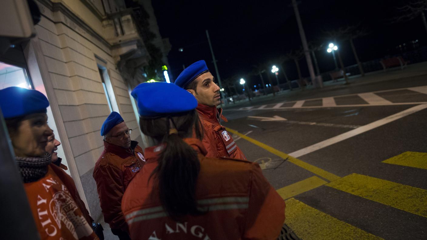I volontari durante un pattugliamento fra le strade cittadine