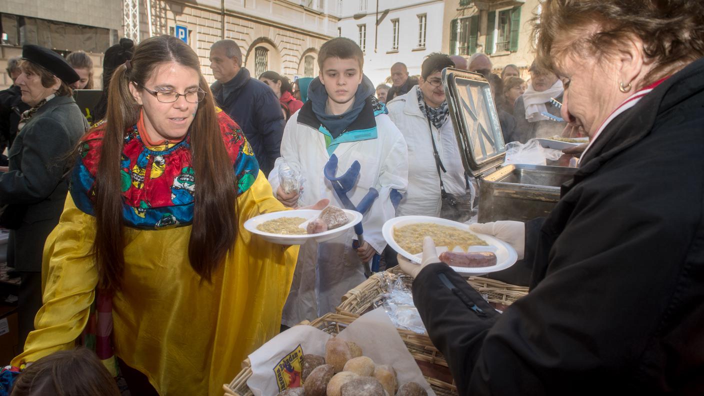 Migliaia di sudditi di Rabadan per il risotto del martedì grasso a Bellinzona
