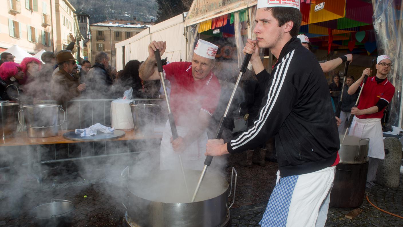 Migliaia di sudditi di Rabadan per il risotto del martedì grasso a Bellinzona