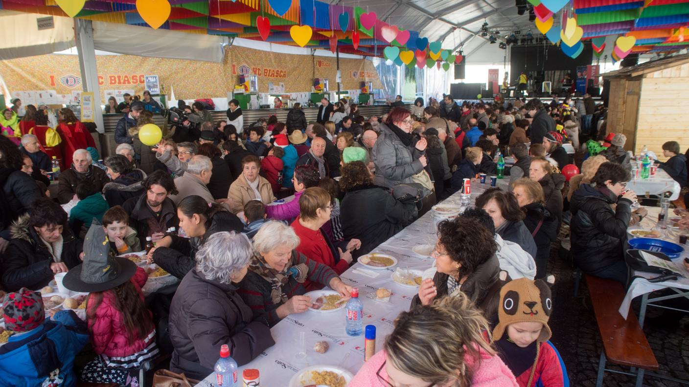 Migliaia di sudditi di Rabadan per il risotto del martedì grasso a Bellinzona