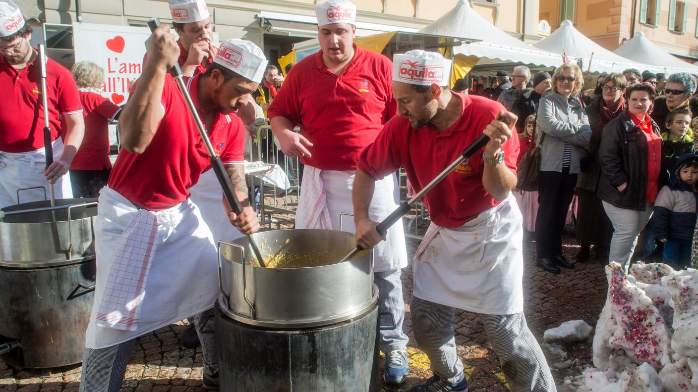 Migliaia di sudditi di Rabadan per il risotto del martedì grasso a Bellinzona