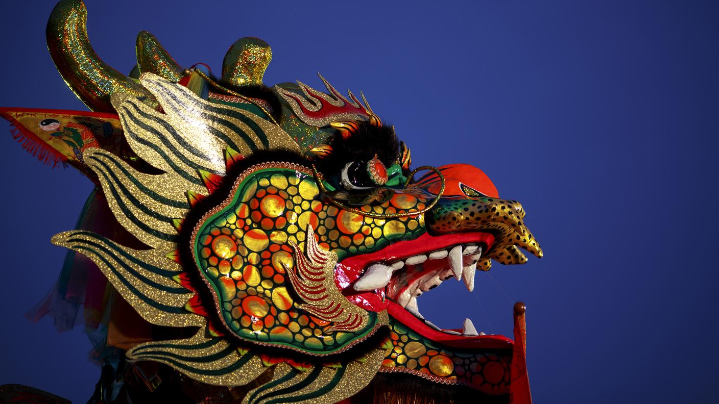 La testa di un costume da drago per i festeggiamenti del Capodanno cinese