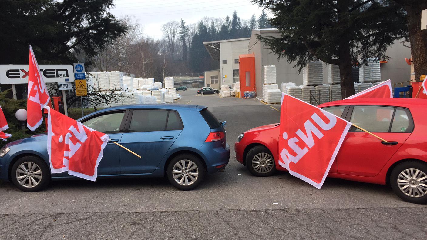 Un momento della protesta alla Exten