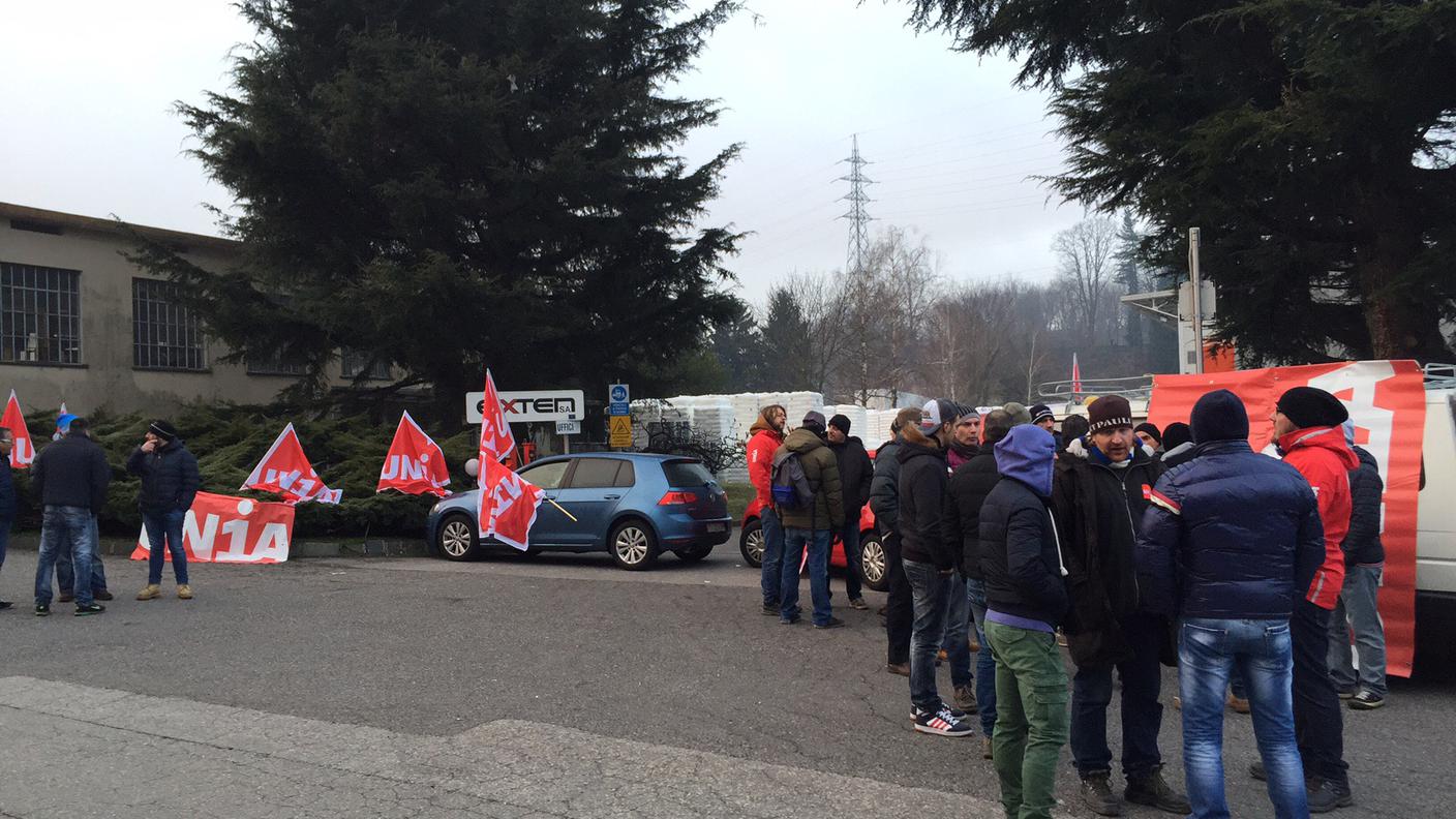 Un momento della protesta alla Exten