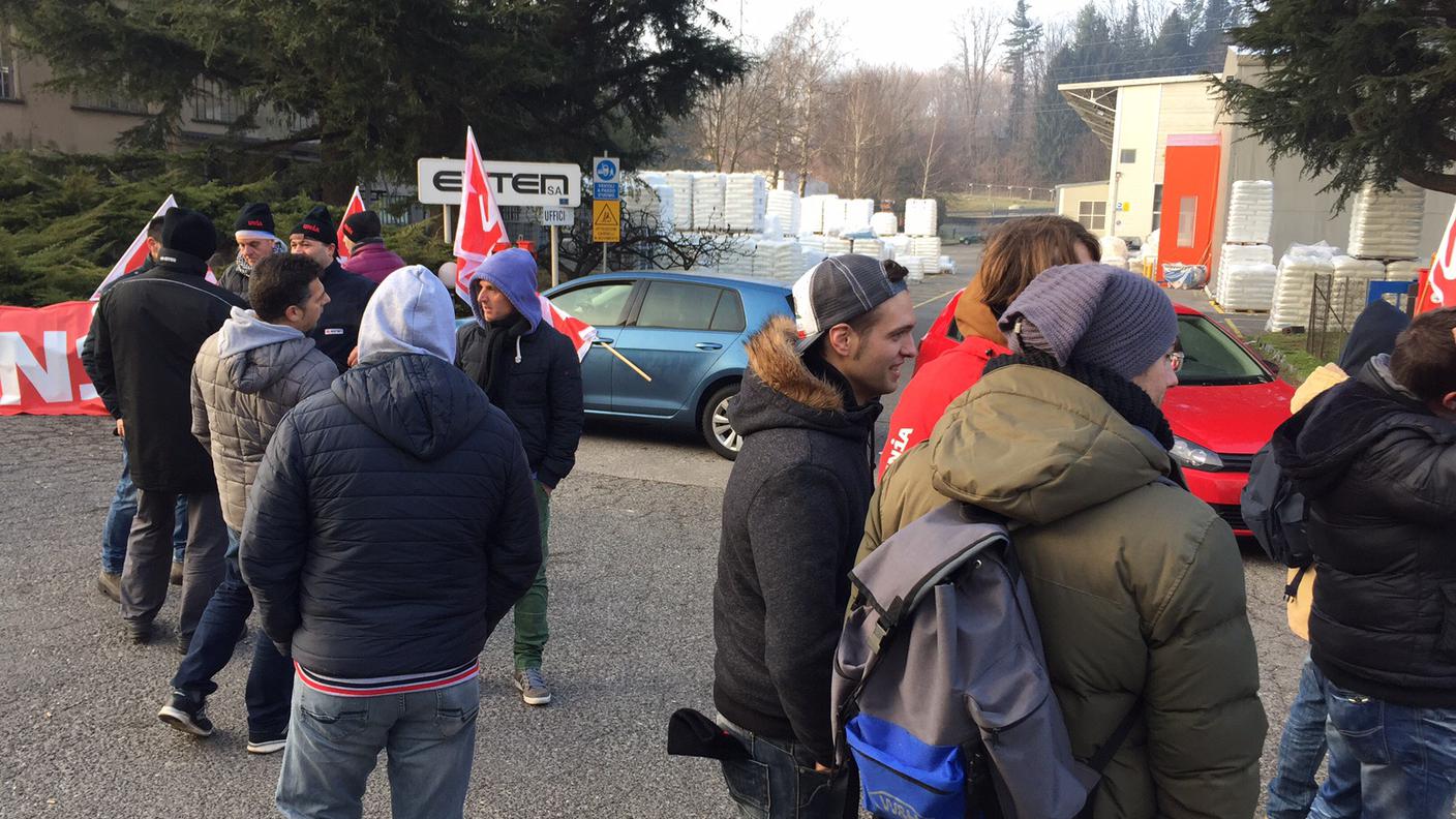 Un momento della protesta alla Exten