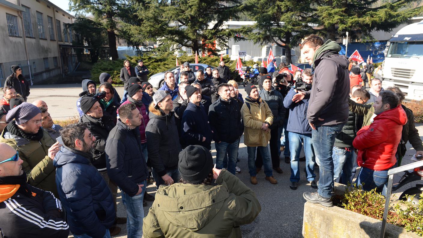 Gli operai incrociano le braccia