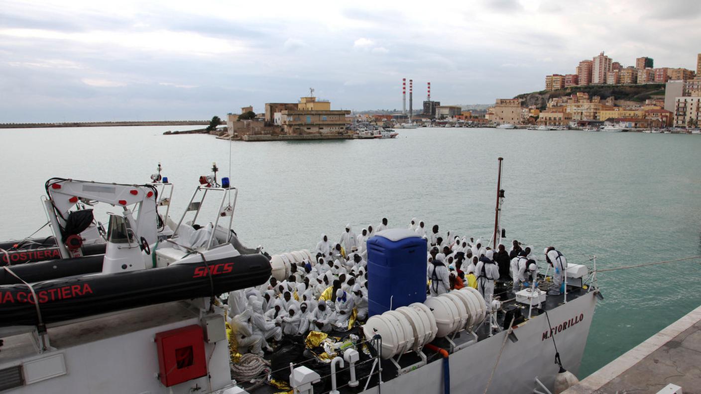 Migranti sbarcano a Porto Empedocle, in Sicilia, lo scorso 14 febbraio