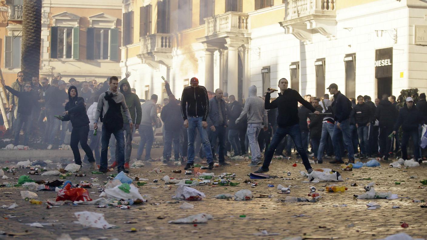 Lanci di bottiglie in piazza di Spagna