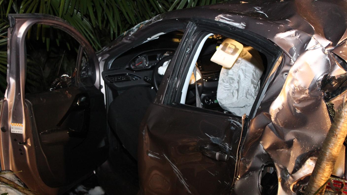 Al via le operazioni per recuperare l'auto