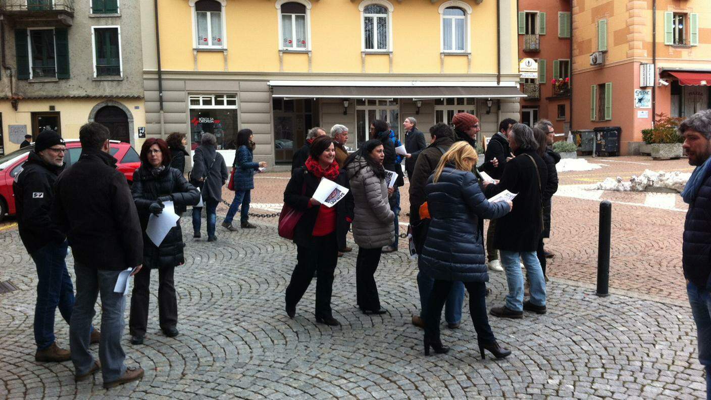 Le persone radunatesi per la raccolta di firme davanti al Palazzo delle Orsoline