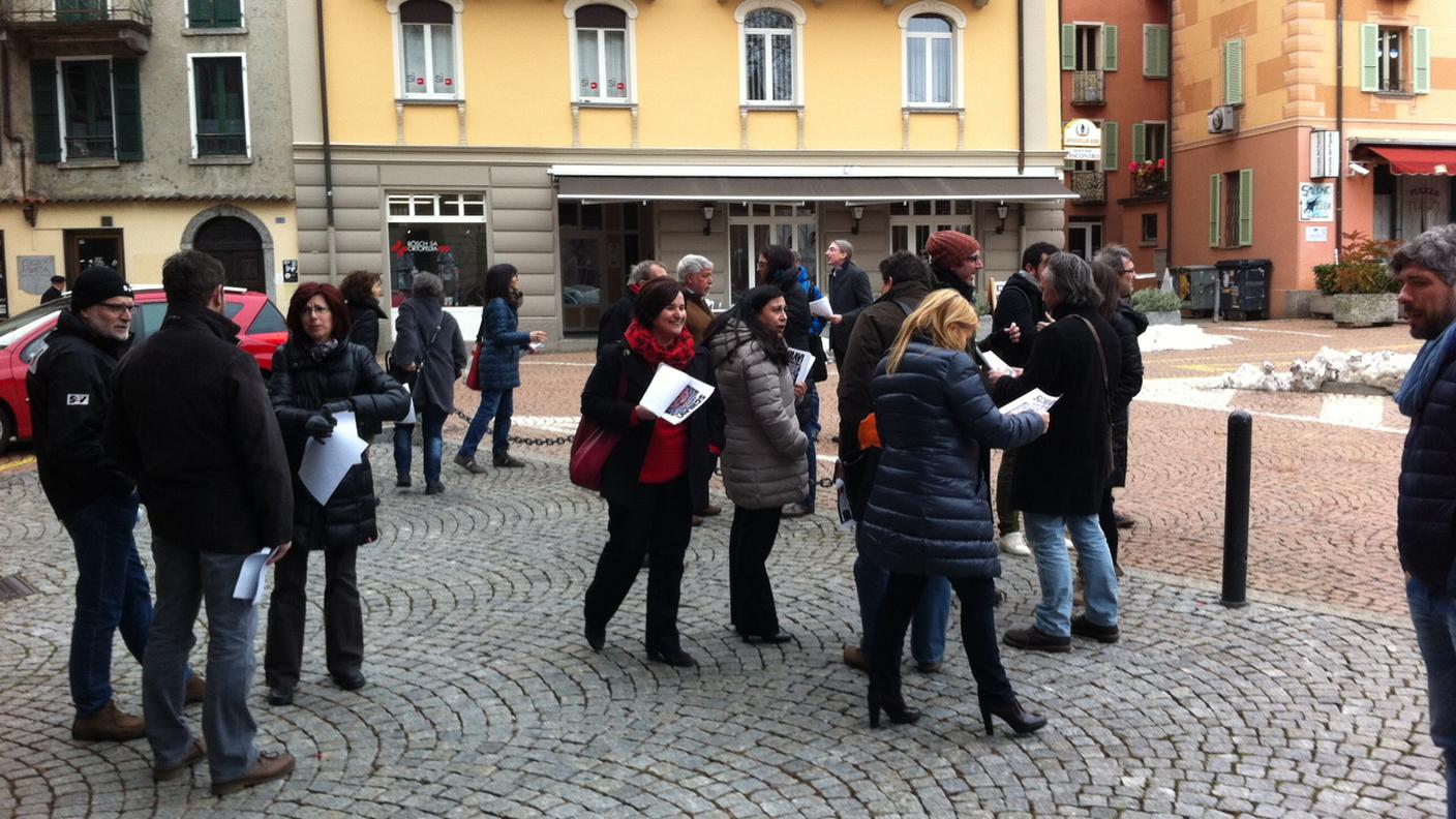 Le persone radunatesi per la raccolta di firme davanti al Palazzo delle Orsoline