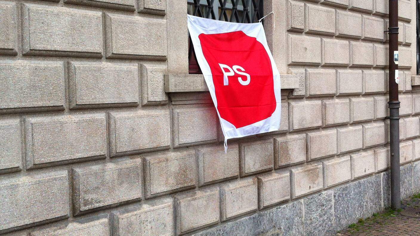 La bandiera del PS appesa all'esterno del Palazzo delle Orsoline RSI.jpg