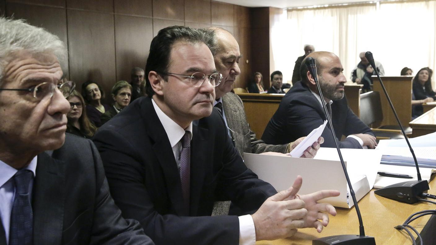 Papaconstantinou, secondo da sinistra, in aula con i suoi legali