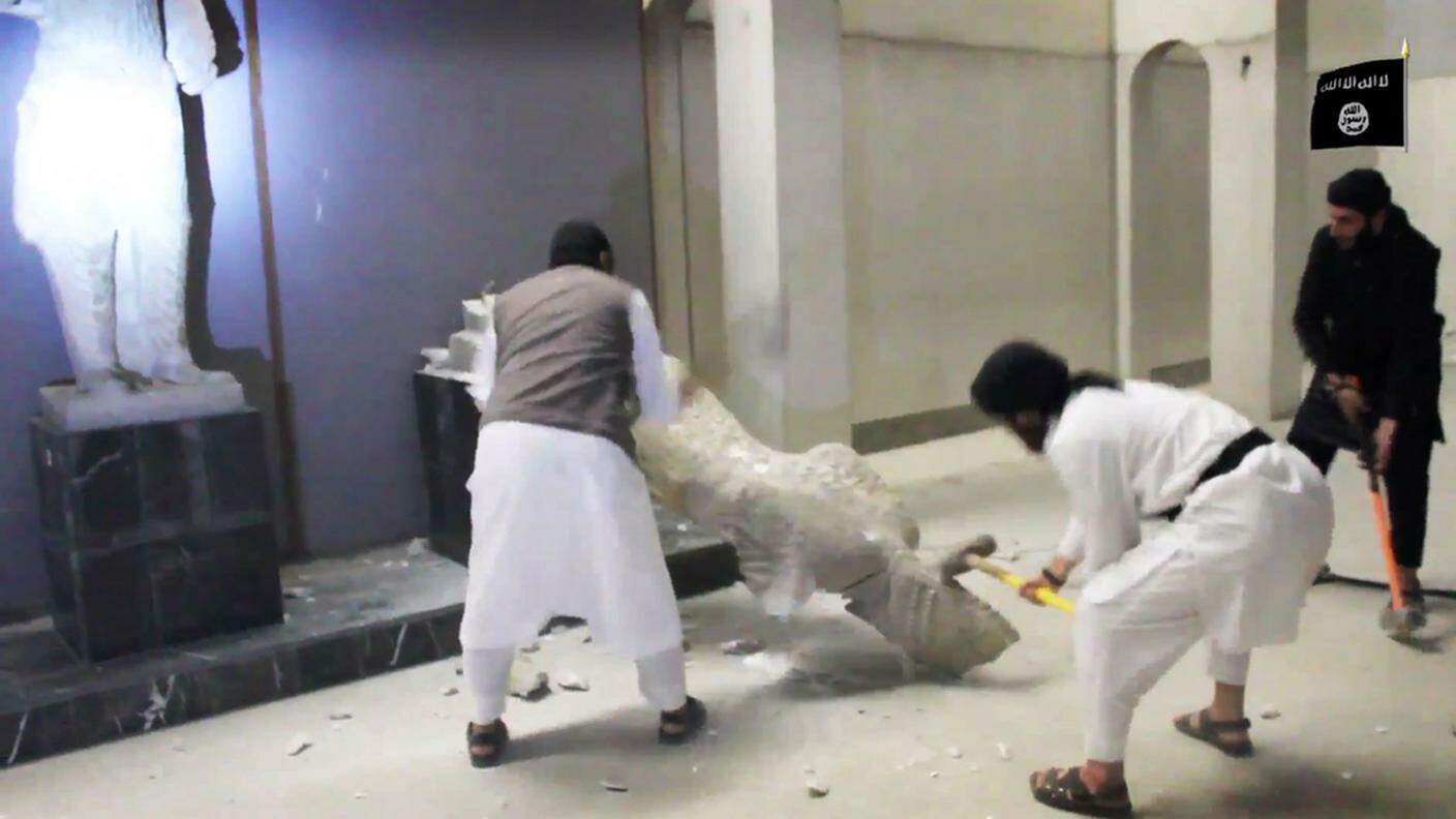 Jihadisti distruggono le statue antiche di un museo a Mosul 