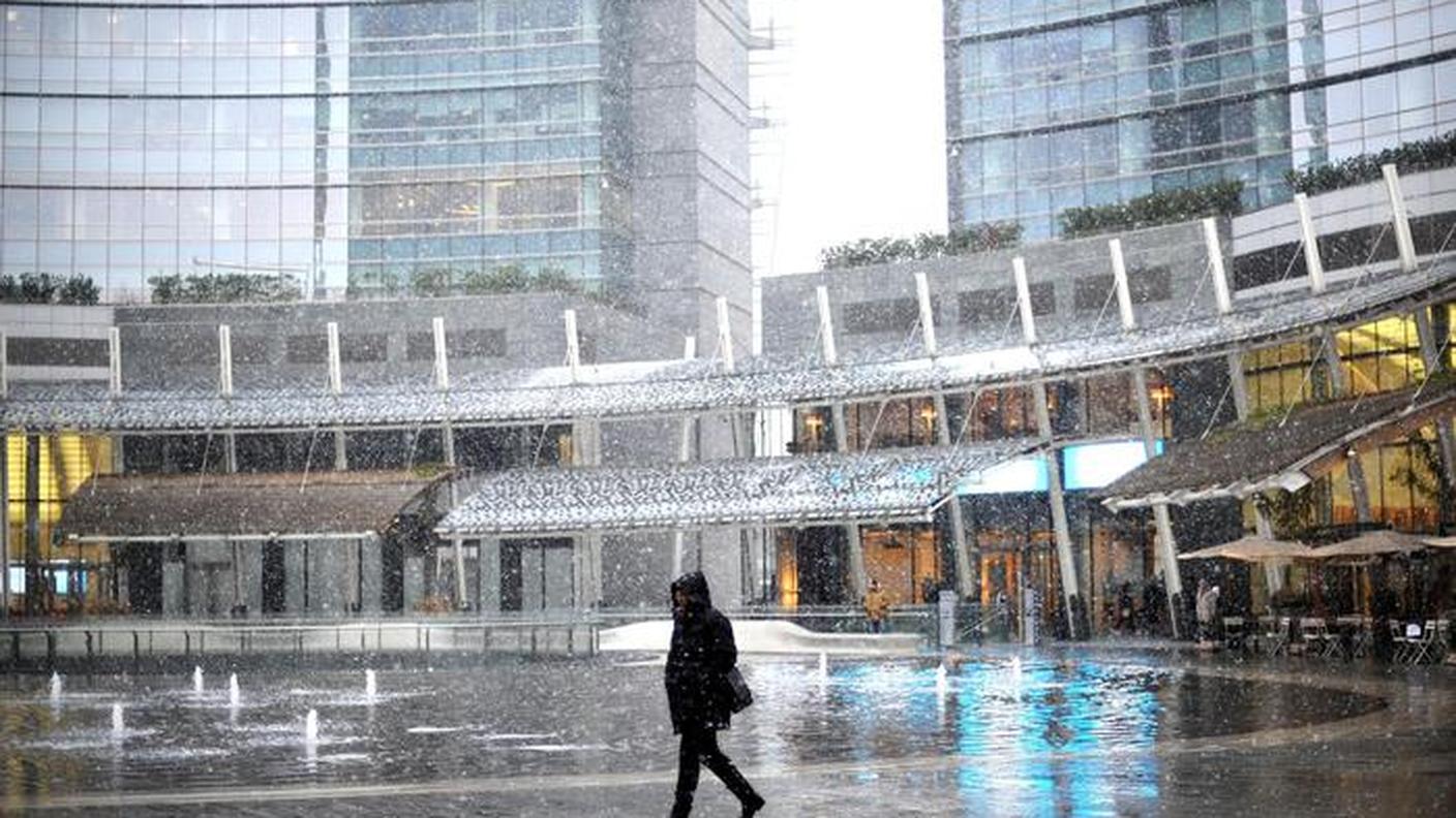 Neve in citta' in piazza Gae Aulenti tra i grattacieli di Porta Nuova