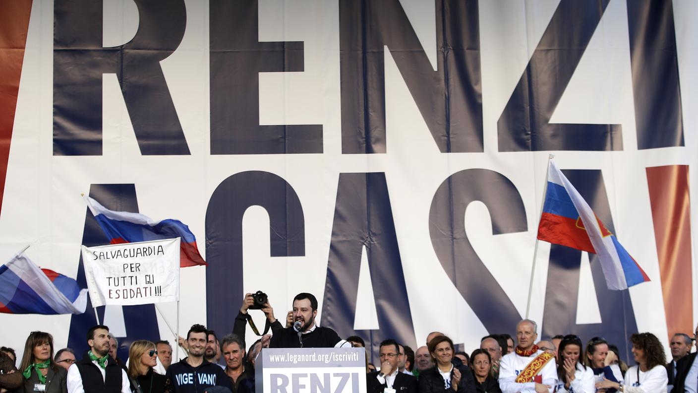 Renzi ”servo sciocco di Bruxelles", per Salvini 