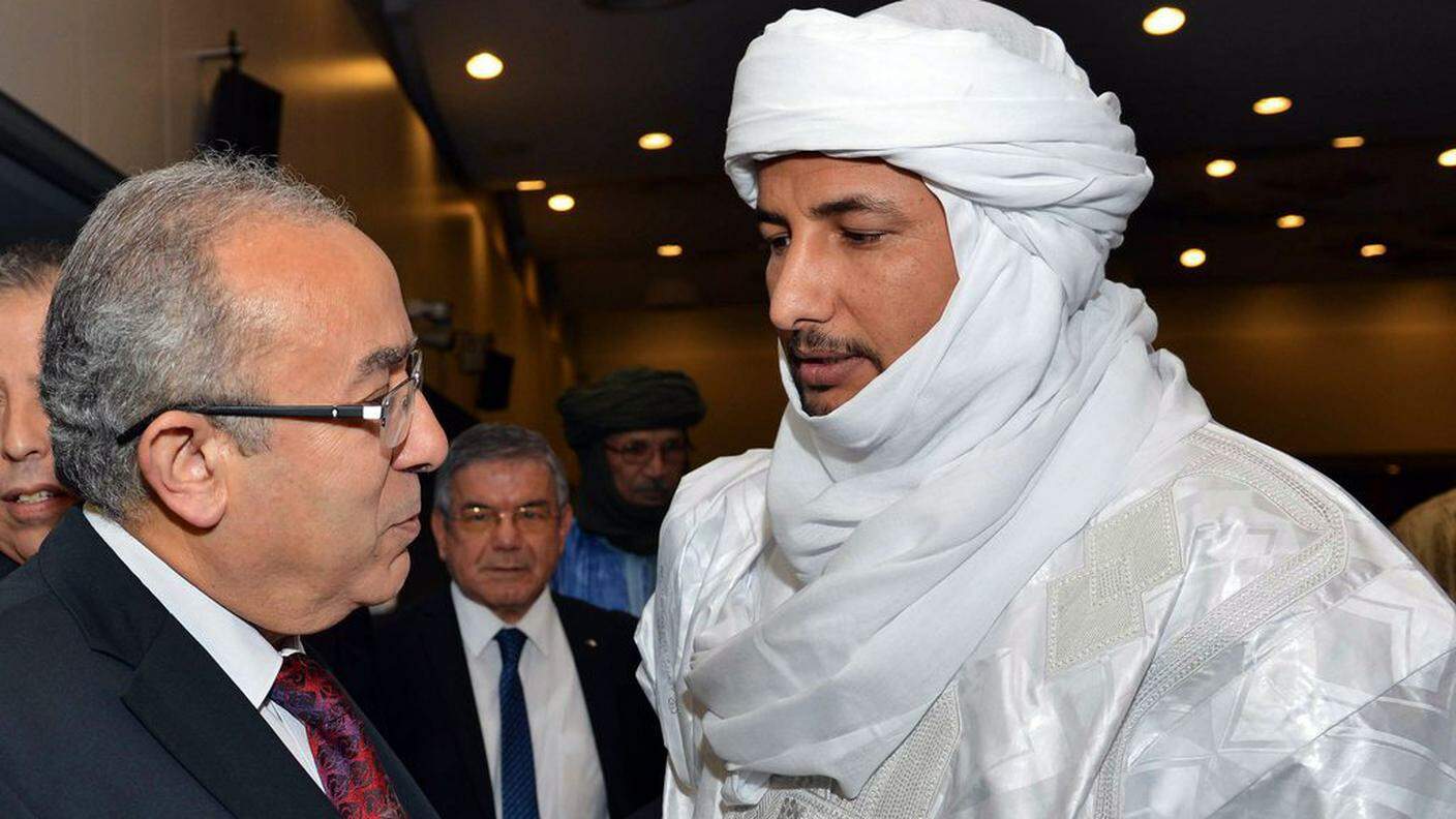 Il ministro degli esteri algerino, Ramtane Lamamra, e il rappresentante dei ribelli maliani, Bilal Ag Acherif