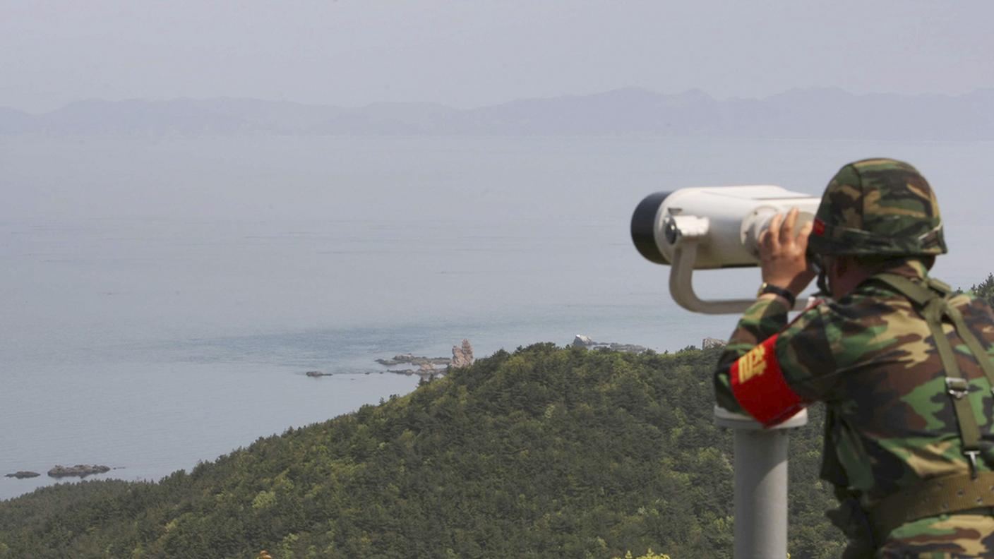 Un soldato sudcoreano scruta il confine con il nord