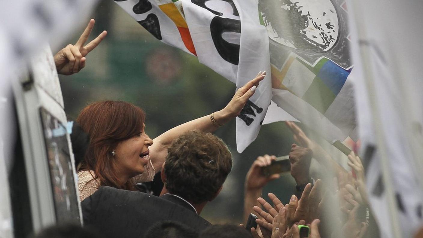 La 61enne “presidenta” saluta i sostenitori