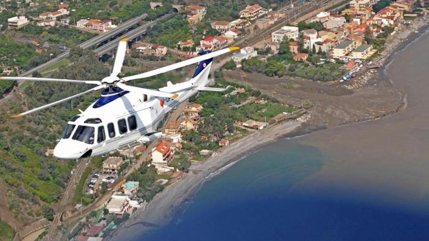 L'elicottero della protezione civile su cui volano i presidenti del consiglio