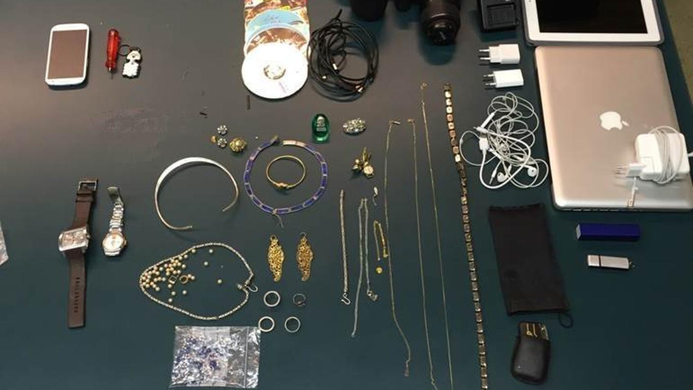 Gli oggetti trovati in possesso del 19enne