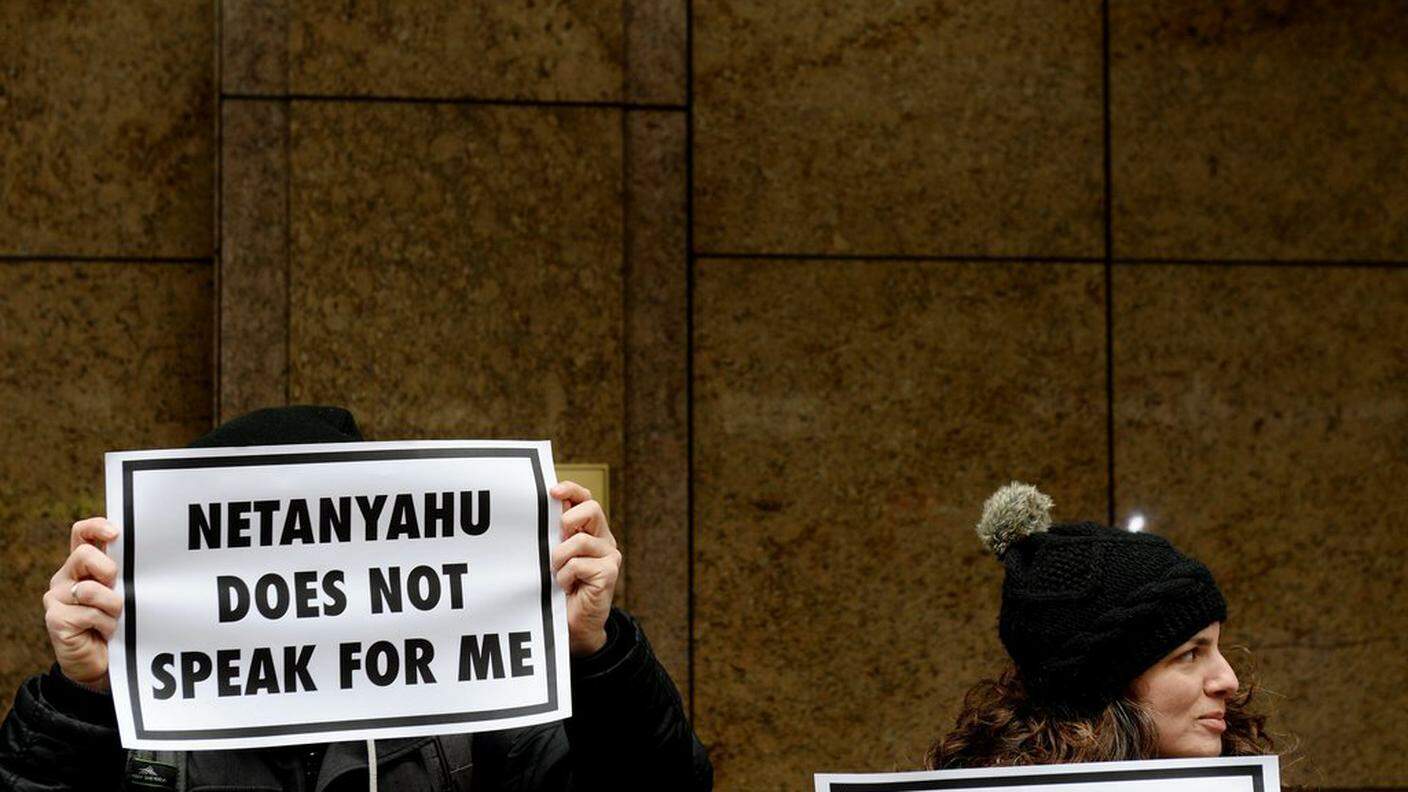 Dimostranti davanti al consolato israeliano di New York durante il discorso di Netanyahu