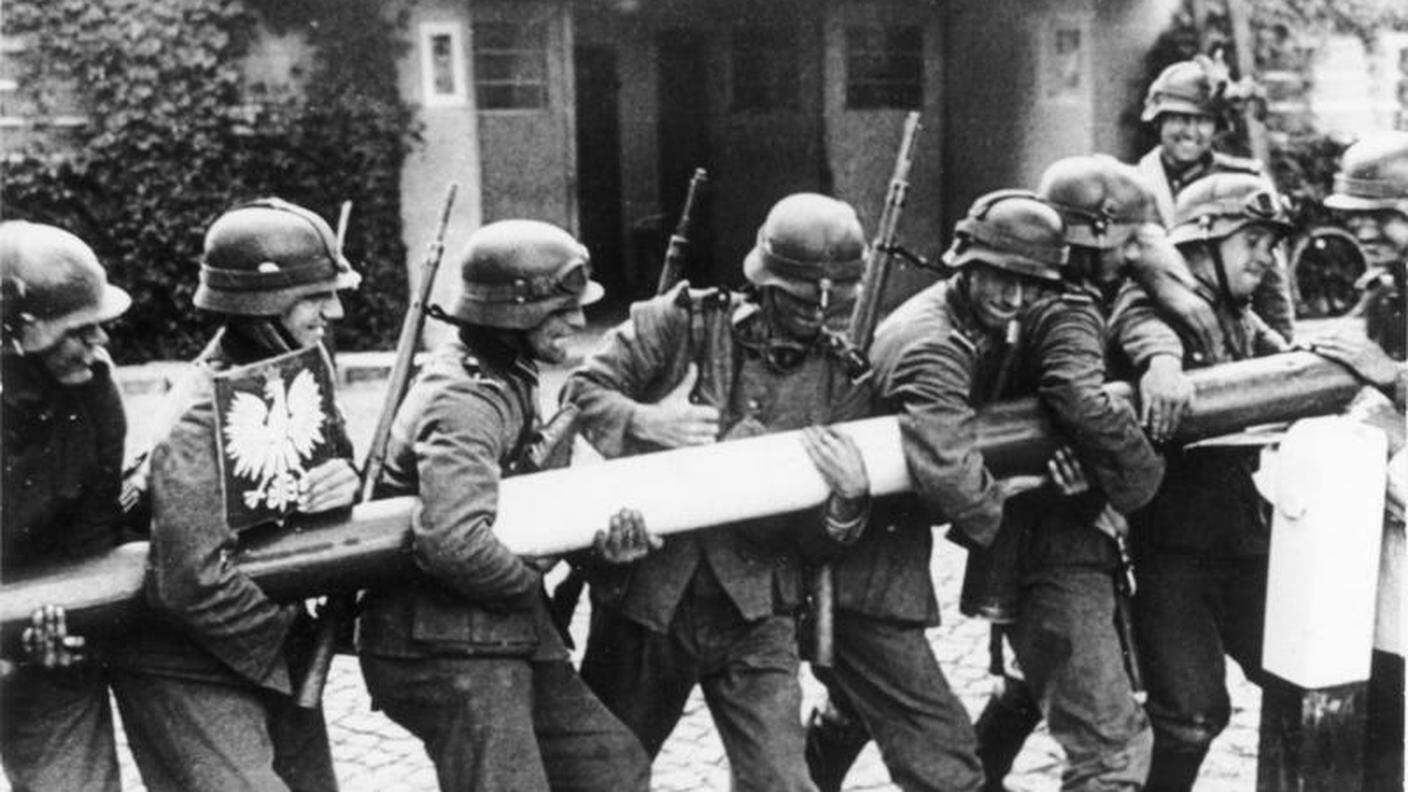 Bundesarchiv_Bild_146-1979-056-18A,_Polen,_Schlagbaum,_deutsche_Soldaten.jpg