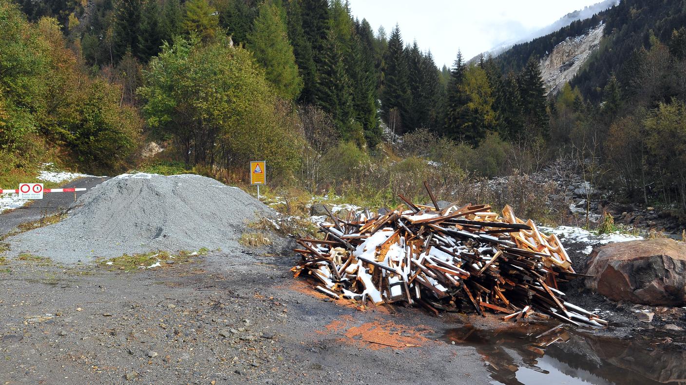Una foto d'archivio di una discarica abusiva ad Airolo