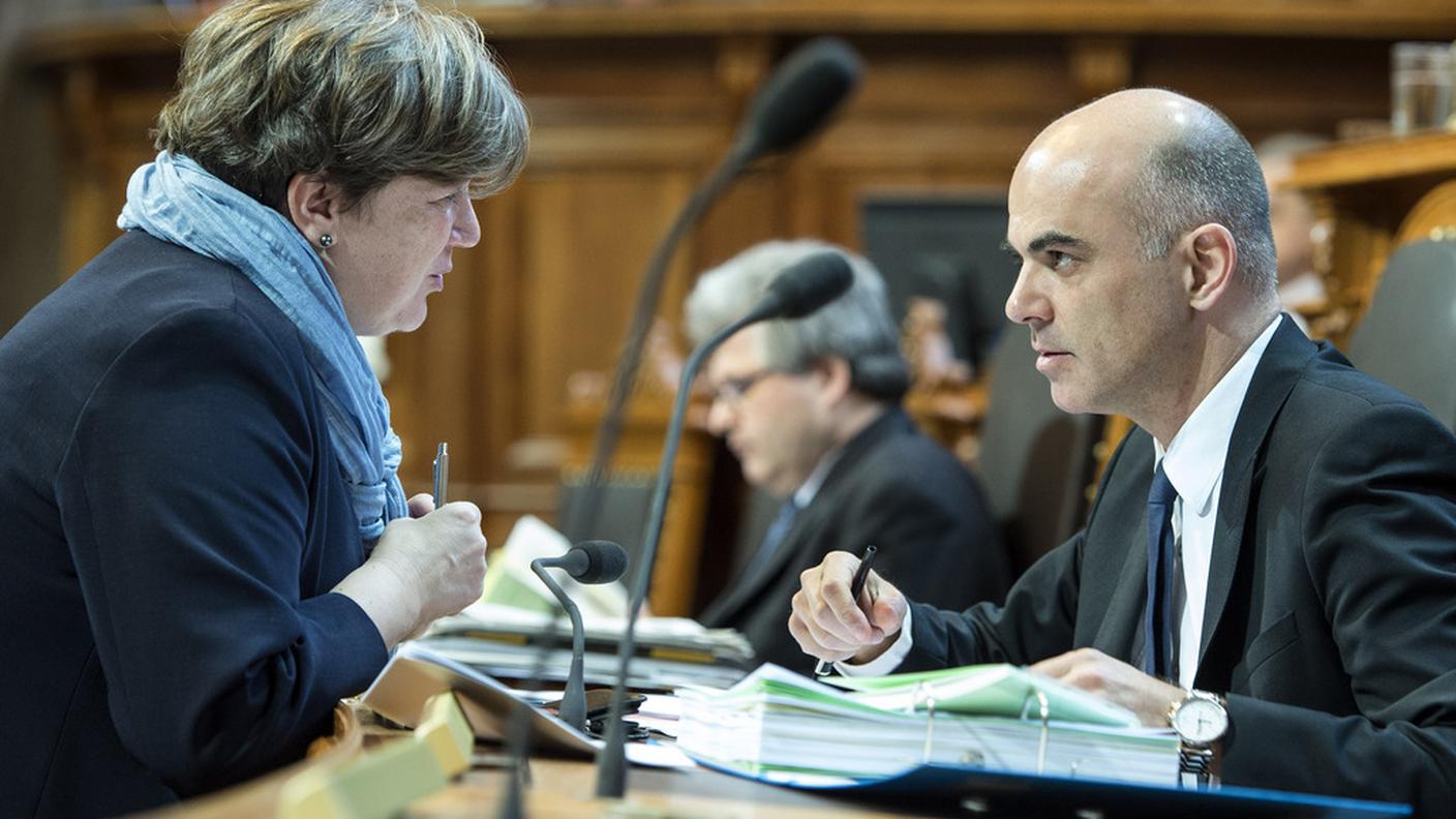Isabelle Chassot, che dirige l'Ufficio della cultura, con il ministro Alain Berset durante il dibattito