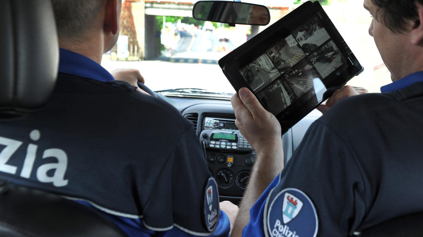 Agenti della polcomunale di Chiasso verificano alcune telecamere