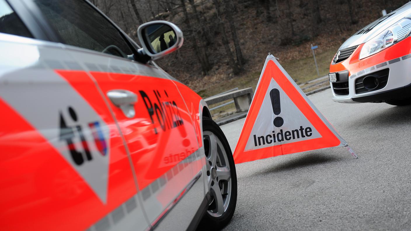 Le pattuglie della polizia sono alla ricerca dell'automobilista fuggito