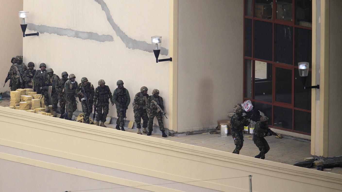 Ci vollero diversi giorni alle forze armate per penetrare nel centro preso d'assedio dai terroristi