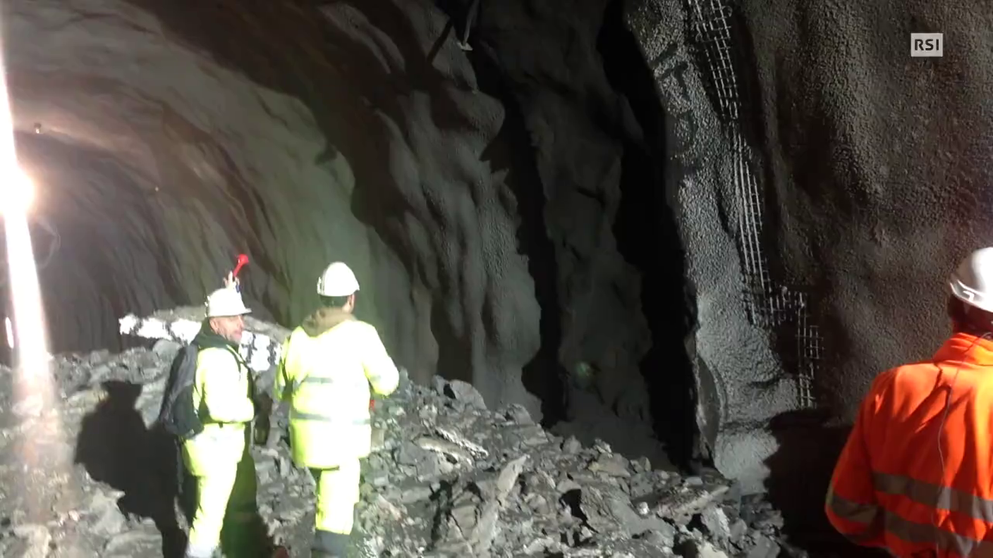 Cade l'ultima parete di roccia, il passaggio dei minatori
