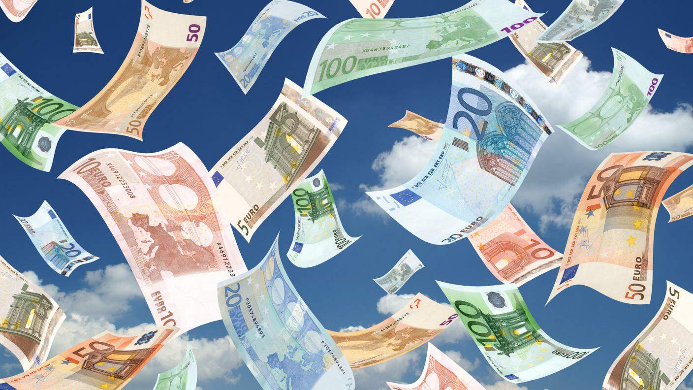 iStock_euro_soldi_banconote_cielo.jpg
